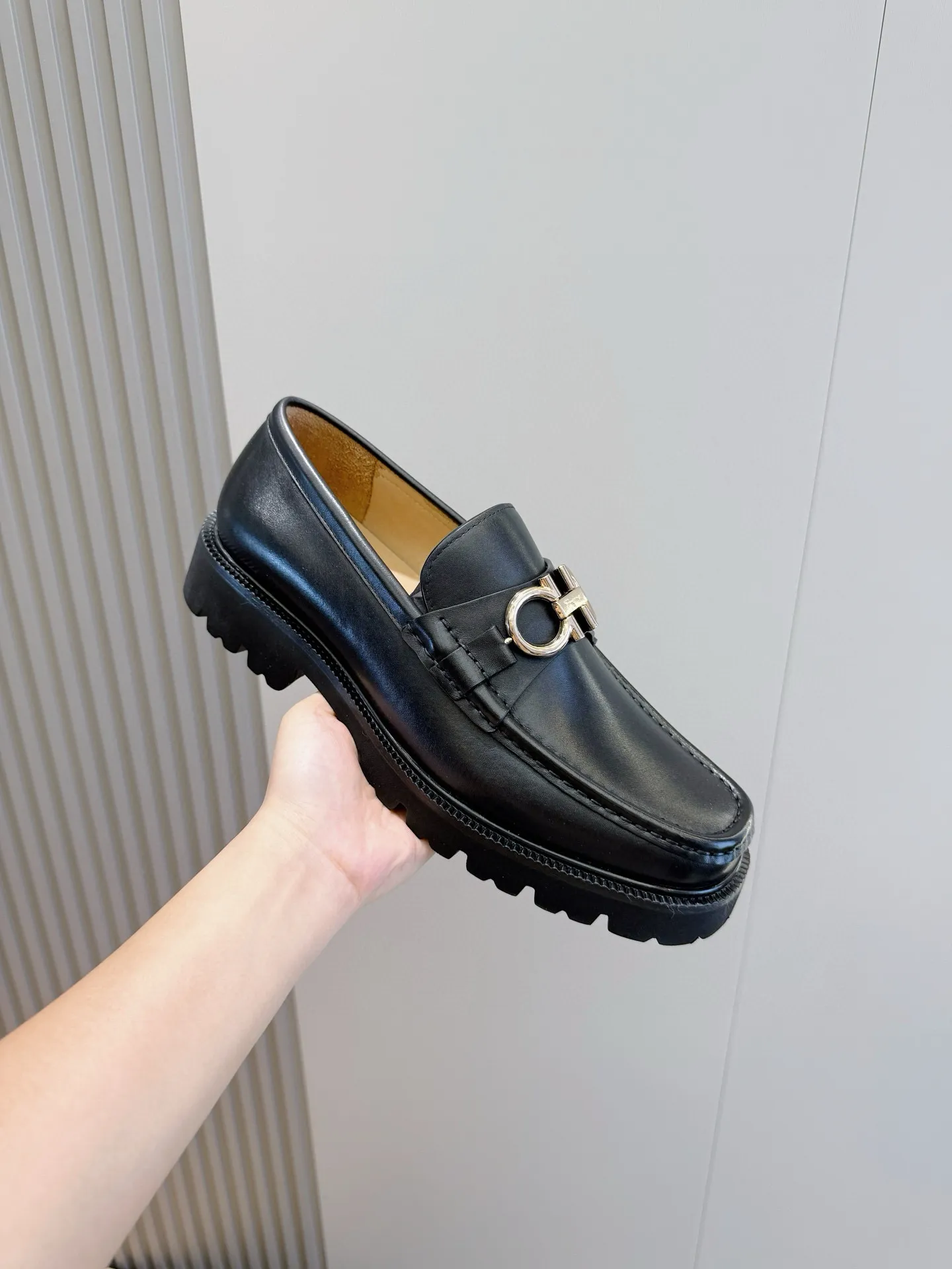 [Ferragamo] Top P: 760💰 Number of yards: 39~44 (38.45. Customized, non-returnable) Ferragamo men's leather derby shoes. The new derby shoes are light in texture and cool in style. They adopt exquisite eyelet uppers and novelly define urban trends. Made of brushed cowhide, it has a plump and rounded toe box and is decorated with delicate wingtip decorative details. Imported cowhide + cowhide lining.